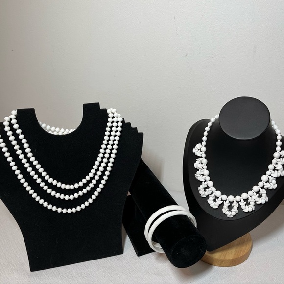 Vintage White Beaded Necklaces and bracelet set. Retro - Picture 2 of 10